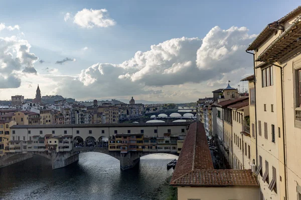Знаменитый Средневековый Мост Веккьо Флоренции Секретным Коридором Галереи Уффици Дворец — стоковое фото