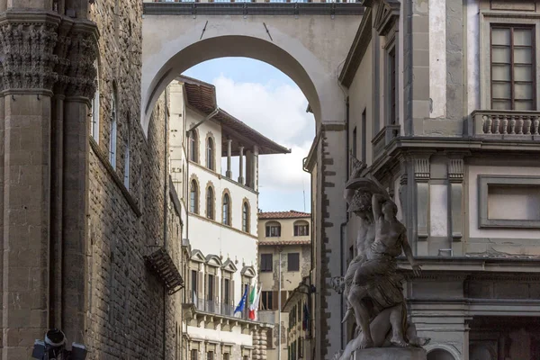 佛罗伦萨街头的中世纪和文艺复兴时期的建筑 拱门和雕塑装饰着风景秀丽的城市 — 图库照片