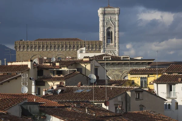 韦基奥宫殿和佛罗伦萨大教堂塔楼在中世纪屋顶 — 图库照片