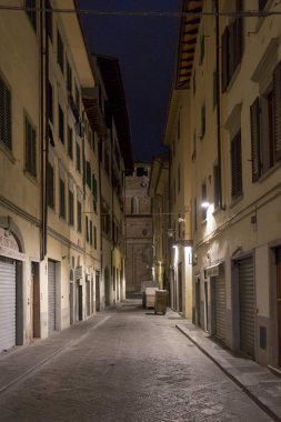 Ertesi gün pazarı için açılmayı bekleyen konteynerler ile geceleri Floransa sokak