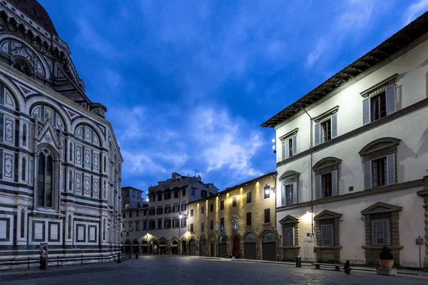 装饰华丽的佛罗伦萨中世纪大教堂 在一个浅蓝色的时刻 一个空的广场和关闭周围的餐厅和酒吧在阴天 — 图库照片