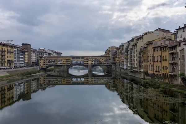 Slavný Středověký Vecchio Most Florencii Renesančními Budovami Okolí Odrážel Řece — Stock fotografie