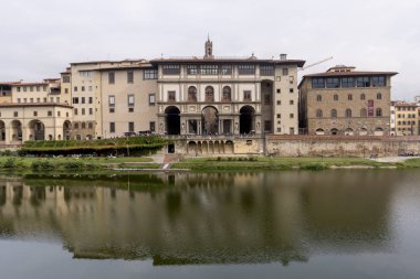 Arno Nehri'ni yansıtan Floransa'nın Uffizi sanat galerisinin mimarisi ve inşası