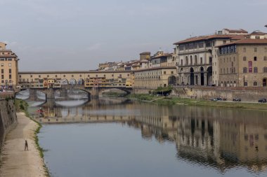 Arno Nehri'ne yansıyan Vecchio köprüsü ile Ortaçağ ve Rönesans Floransa Cityscape görünümü