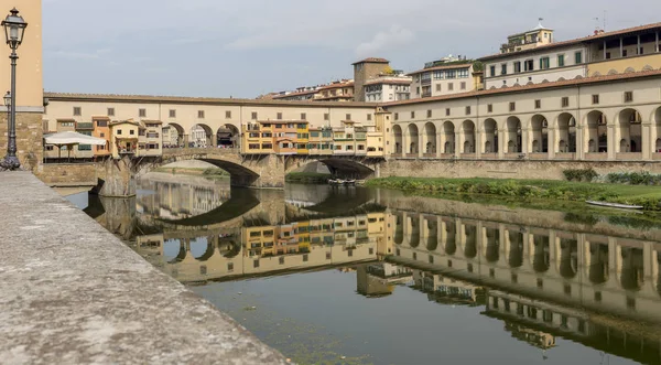 佛罗伦萨的韦基奥桥从市中心外看到 映在阿尔诺河中 — 图库照片