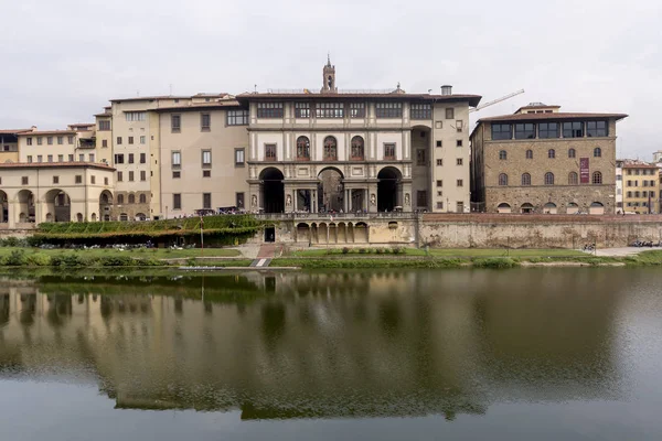 佛罗伦萨乌菲齐美术馆的建筑和建筑 反映阿尔诺河 — 图库照片