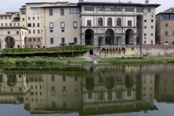 佛罗伦萨乌菲齐美术馆的建筑和建筑 反映阿尔诺河 — 图库照片