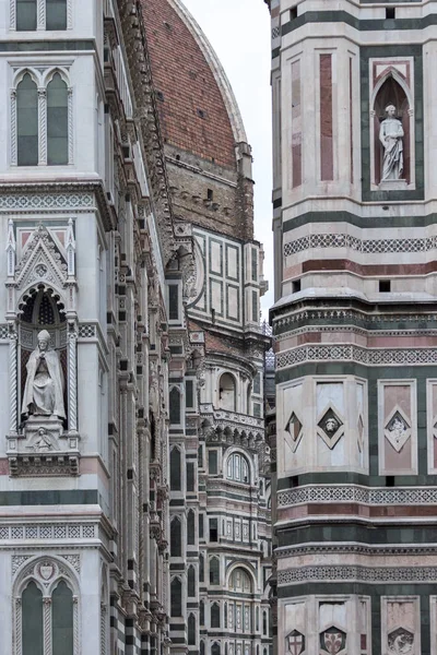 Détail Cathédrale Florence Avec Construction Arrière Plan Une Statue Comme — Photo