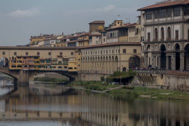 Floransa'da Arno nehri yansıtan Uffizi sanat galerisi vecchio köprü ve rönesans binası