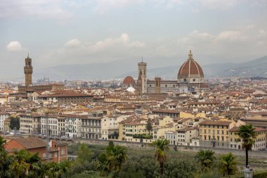 Floransa mavi sisli gökyüzüne karşı şehrin çatıları üzerinde yükselen merkezi katedral duomo ile uzaktan görüldü
