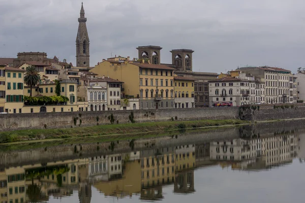 Renesanční Architektura Florencie Odrážející Řece Arno — Stock fotografie