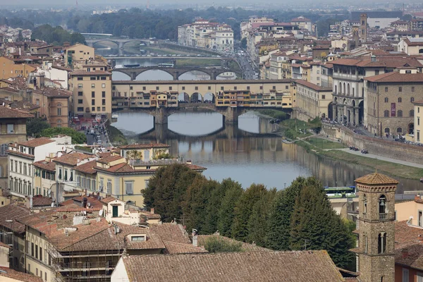 Arno Nehri'ne yansıyan Vecchio köprüsü ile Ortaçağ ve Rönesans Floransa Cityscape görünümü
