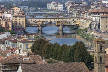Arno Nehri'ne yansıyan Vecchio köprüsü ile Ortaçağ ve Rönesans Floransa Cityscape görünümü