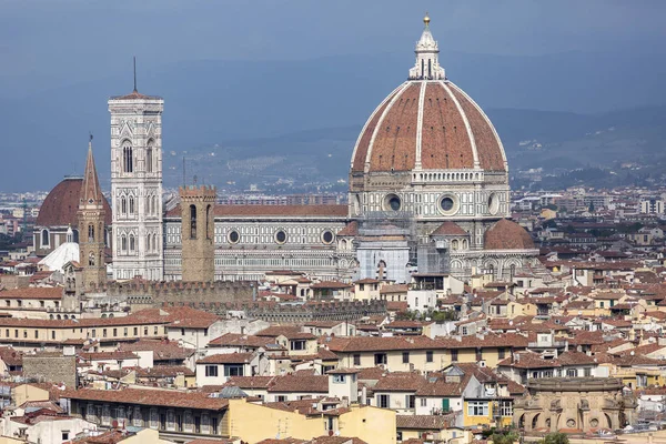Флоренция видна издалека с собором возвышающимся над городом — стоковое фото