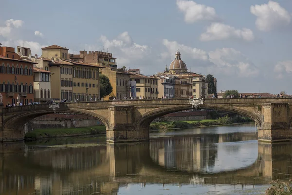 Most Trinita Florencii Zrcadlí Řece Arno Cityní Pozadí — Stock fotografie
