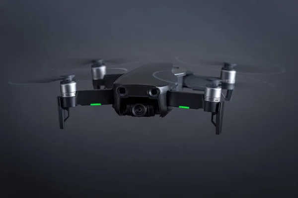 リオデジャネイロ ブラジル 2019年8月2日 Dji Studioは クールなグレーのスタジオの背景に対して回転プロペラと緑色の測位ライトで飛行中のMavicエアドローンのショット — ストック写真