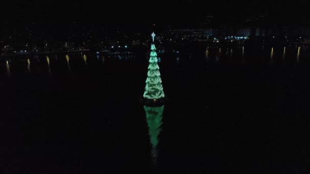 Retrospectiva Aérea Lenta Desde Árbol Navidad Flotante Más Alto Del — Vídeos de Stock