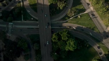 Rio de Janeiro Karayolu kavşak yukarıdan görüldü. Gün doğumunda yeşil kentsel ortamda transit sabit havadan görünümü.