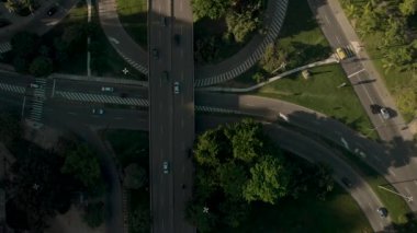 Rio de Janeiro Karayolu kavşak yukarıdan görüldü. Gün doğumunda yeşil kentsel ortamda transit sabit havadan görünümü.