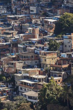 Rio de Janeiro'daki Copacabana favelasının manzarası dağlarından birine karşı inşa edin. Shantytown dikey tepe üzerinde inşa.