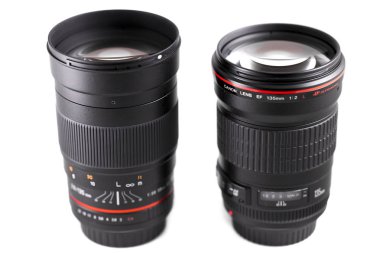 Rio de Janeiro, Brezilya - 7 Mart 2016: Canon Ef 135mm f/2l Usm otofokus ve Samyang 135mm f/2 Manuel lens. Sığ alan derinliği ve hoş arka plan bulanıklığı ile hızlı asal lensler.