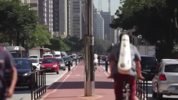 Passeio Bicicleta Meio Movimentada Avenida Paulista Distrito Financeiro Paulo Brasil — Vídeo de Stock