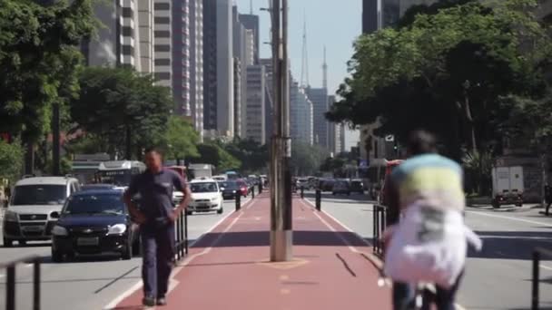 Passeio Bicicleta Meio Movimentada Avenida Paulista Distrito Financeiro Paulo Brasil — Vídeo de Stock