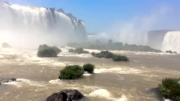 イグアスの滝は 水が過去に流れ ブラジルのこの自然現象の巨大な力を示す水の巨大な壁を見上げて高原から見た — ストック動画