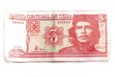 Beyaz arka plan üzerinde Che Guevara resmi ile üç peso bir Küba banknot ön görüntü