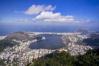 Ortadaki şehir gölü, arka planda okyanus ve Ipanema ve Copacabana ünlü mahalleleri ile Rio de Janeiro popüler ve zengin Güney mahalleleri Panoramik genel bakış