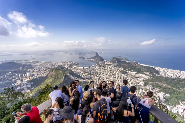 Rio de Janeiro, Brezilya - 13 Temmuz 2017: Rio de Janeiro'nun nefes kesen ikonik manzarasının parlak güneşli bir günde fotoğraflarını çeken Corcovado dağının tepesindeki turist kalabalığı