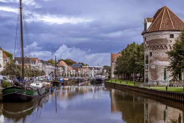 Θέα Στο Κανάλι Στην Ολλανδική Πόλη Τσβόλε Έναν Παλιό Πύργο — Φωτογραφία Αρχείου
