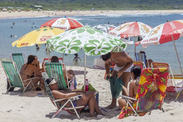 格鲁马里 里约热内卢 2016年1月30日 在炎热的阳光明媚的夏日 海滩游客在阴影中享受自己 背景是延伸的海滩和绿地 — 图库照片