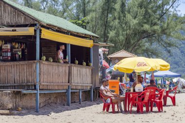 Grumari, Rio de Janeiro/Brezilya - 30 Ocak 2016: Rio de Janeiro şehrinin dışında sıcak bir yaz gününde sahilde otomat kulübesi