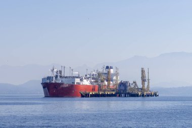Rio de Janeiro, Brezilya - 15 Mart 2016: Rio de Janeiro'nun Guanabara körfezinde park edilen petrol işinde faaliyet gösteren gemi, arka planda dağlar ve puslu mavi gökyüzü ile parlak güneşli bir günde