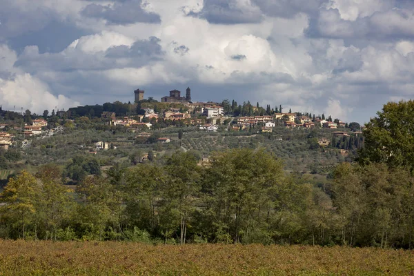 Italiensk landsby på en bakke - Stock-foto