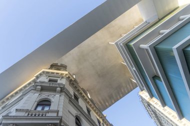 Rio de Janeiro, Brezilya - 12 Nisan 2016: Rio de Janeiro Sanat Müzesi, hem klasik hem de modern, yürüyen bir köprü ile bağlı ve beton çatı paylaşımı ile yenilenmiş binaları ile