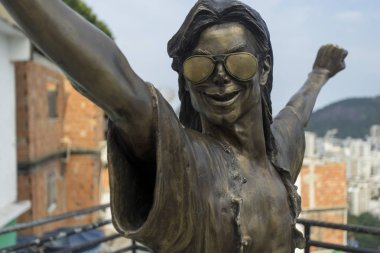 Rio de Janeiro, Brezilya - 7 Mart 2016: 'Bizi gerçekten umursamıyorlar' videoklibinin çekildiği Rio de Janeiro favela Santa Marta'daki Michael Jackson'ın bronz heykelinin kapanışı