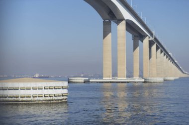 Güney Amerika'nın en uzun ve en yüksek köprülerinden biri Rio de Janeiro şehrini Guanabara körfezinin diğer tarafındaki Niteroi şehrine bağlayan bir 