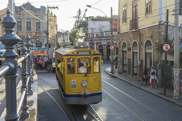 Rio de Janeiro, Brezilya - 13 Temmuz 2017: Rio de Janeiro'daki pitoresk sanat ve galeri mahallesi Santa Teresa'da sarı tramvayda yerli halk ve turistler 