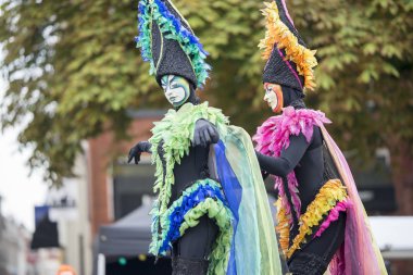 Groningen, Hollanda - 1 Ekim 2016: Groningen'deki balık pazarı meydanında gösteri ler sergileyen ayaklıklar üzerinde sanatçılar