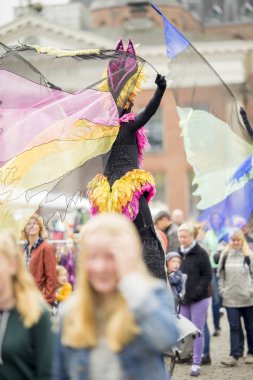 Groningen, Hollanda - 1 Ekim 2016: Groningen pazarında ayaklıklar üzerinde renkli performans