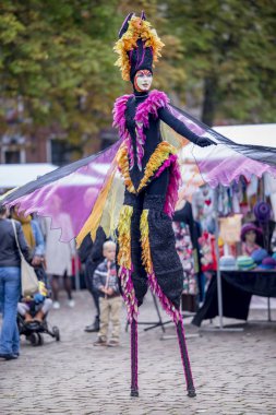 Groningen, Hollanda - 1 Ekim 2016: Groningen Cumartesi balık pazarında ayaklıklar üzerinde renkli bir performans sergileyen sanatçı