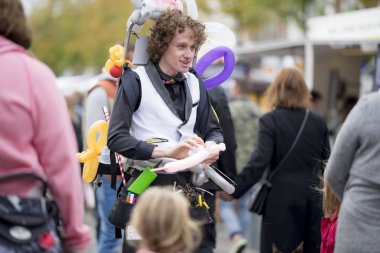 Groningen, Hollanda - 1 Ekim 2016: Balon sanatçısı Hollanda'da Groningen'in Cumartesi sabahı pazarında dolaşıp balondan figürler ve hayvanlar yapmayı teklif ediyor