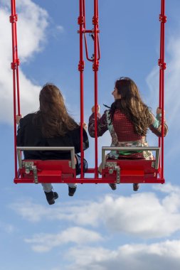 Amsterdam, Hollanda - 10 Ekim 2016: Adam Lookout gökyüzü güvertesinin tepesindeki dev salıncak, kenarın ötesinde sallanan havada havada uçuş hissi yaratıyor