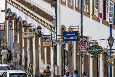 Ouro Preto, Minas Gerais/Brezilya - 22 Ekim 2015: Tarihi ve turistik Ouro Preto şehrinin ana meydanında tipik eski moda tabelalarla cepheler