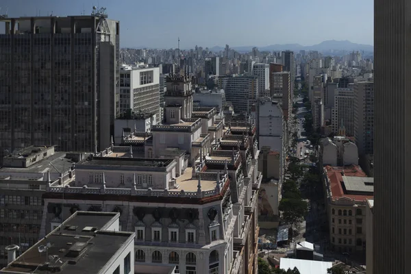 Paisaje urbano con vista a la avenida — Foto de Stock