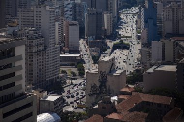 Şehir metropolsi Sao Paulo, Brezilya üzerinden trafik için büyük otoyol ve ana aort ile Cityscape