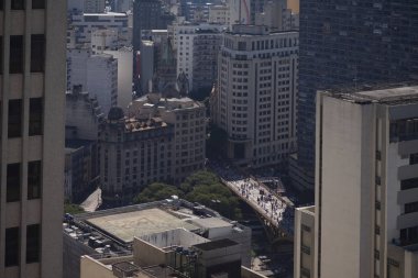 Santa Ifigenia viyadük ve So Paulo, Brezilya yüksek katlı binalar ve kentsel sahne ortasında köprü yürüme