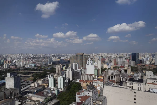 从摩天大楼的高高角度看城市城市景观 远在圣保罗 在蓝天白云下 — 图库照片